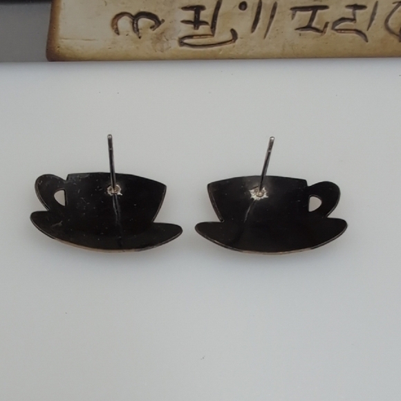 A Classic Etched Earring Duo | Hearts & Teacups | Antiqued Gold Aesthetic - Picture 4 of 6